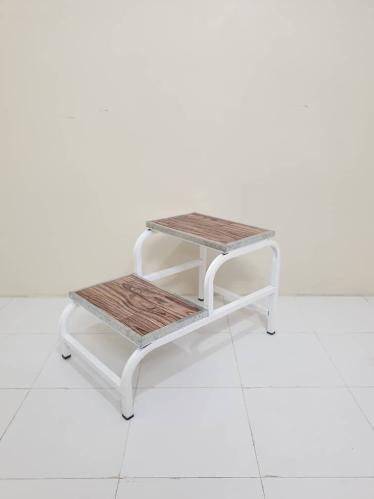 پله کنار تخت بیمار مدل دو پله بدون حرکت در هنگام استفاده